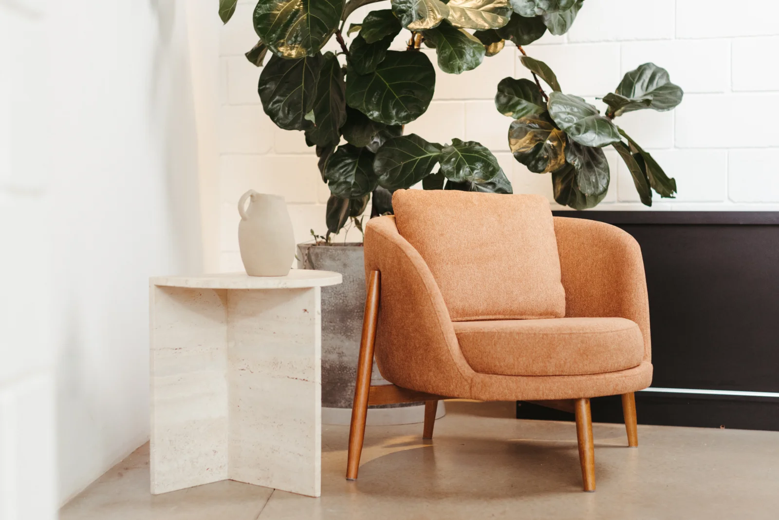 Sillón Combinare en un ambiente con vegetación