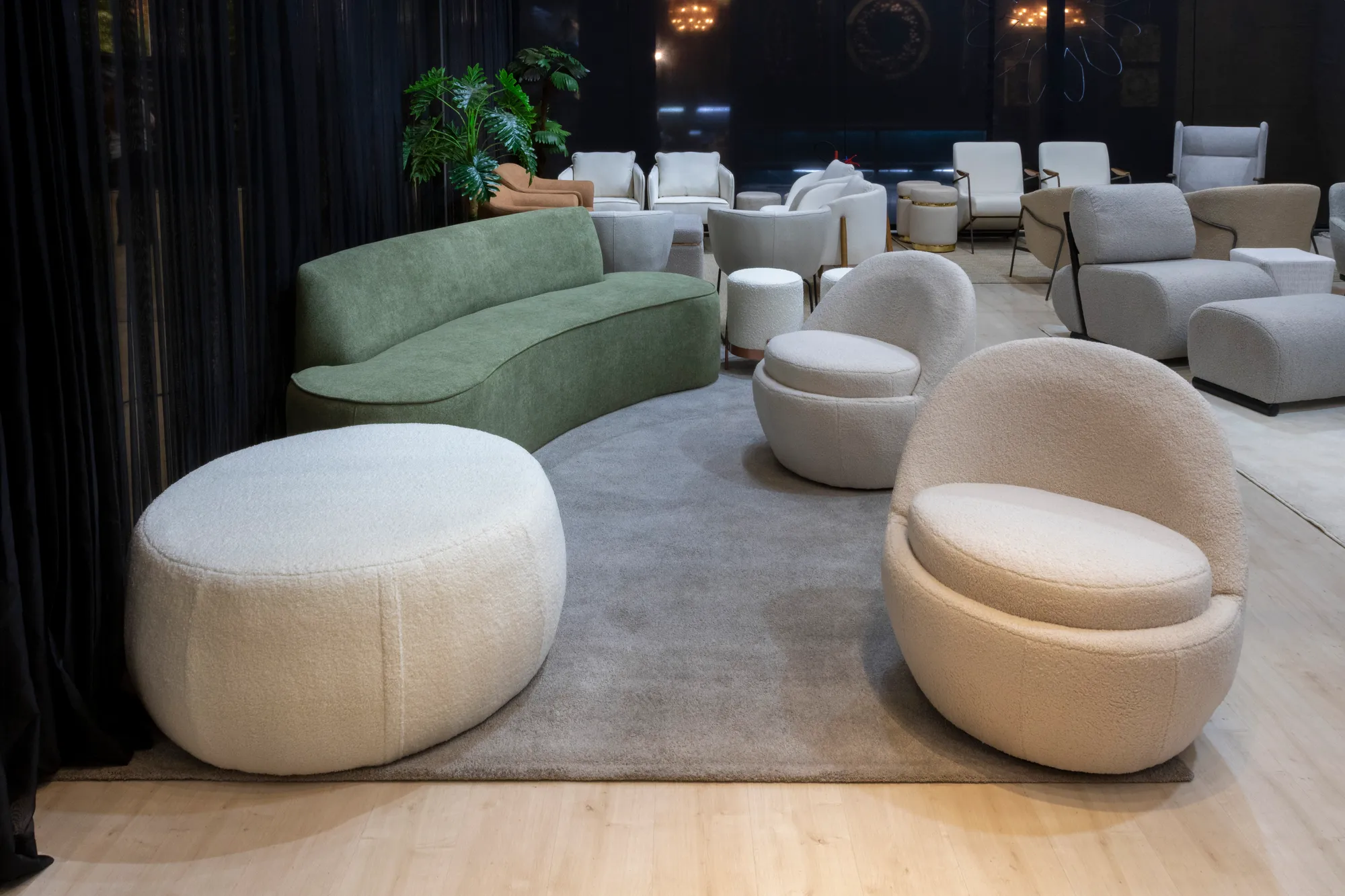 Sofá Mondo e poltronas Kaori em lounge amplo