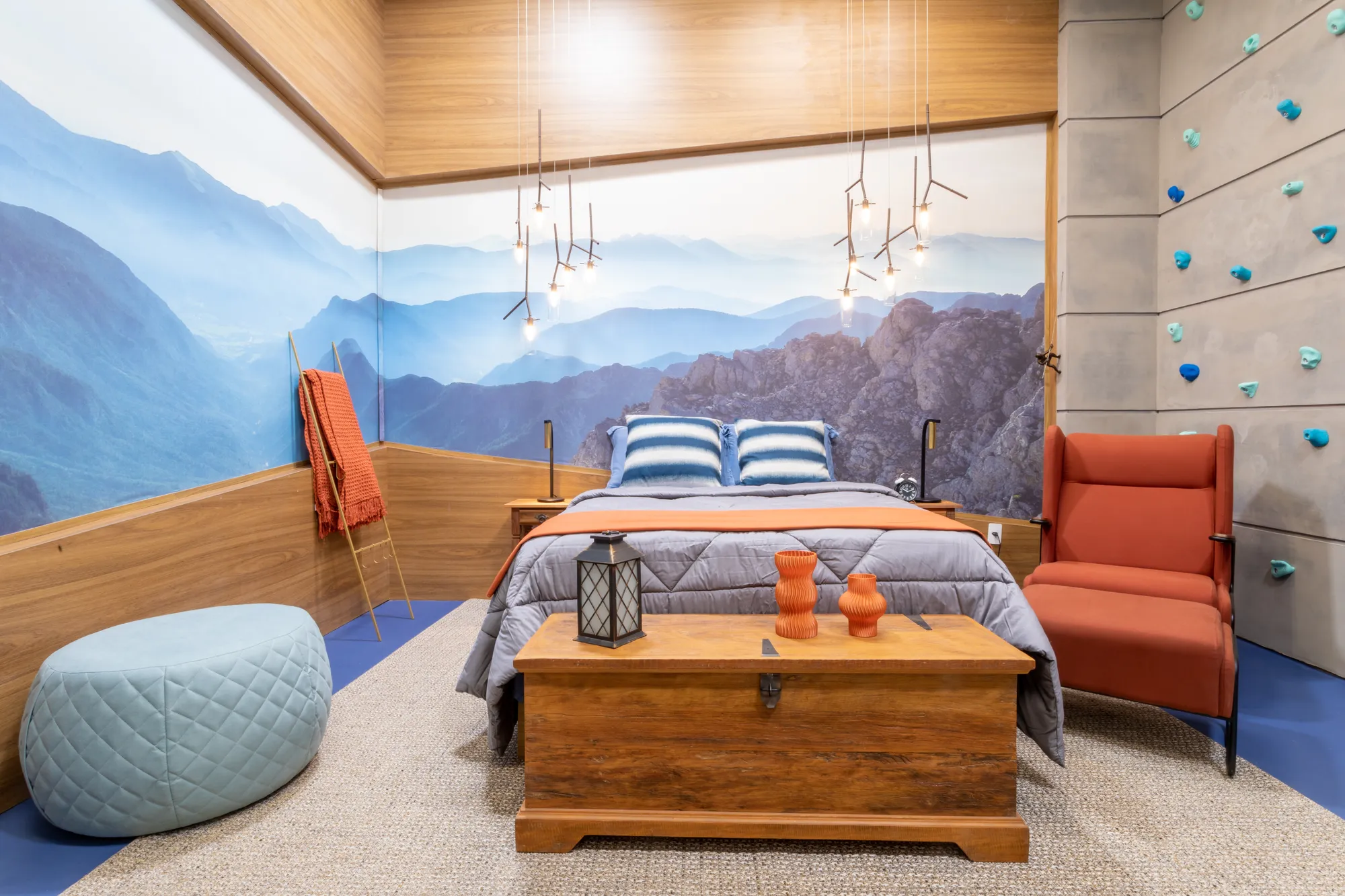 Puff Club em quarto com mural de montanhas