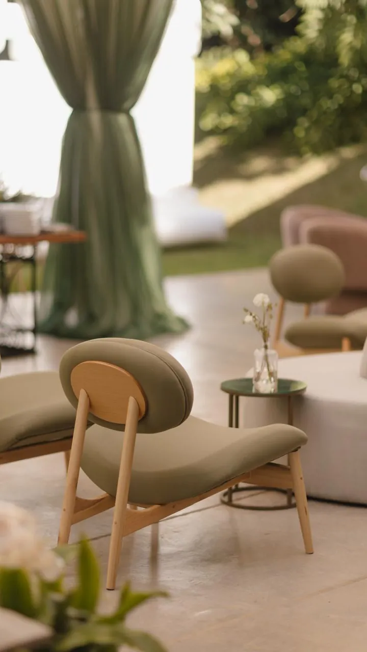 Poltronas verdes de madeira em lounge ao ar livre