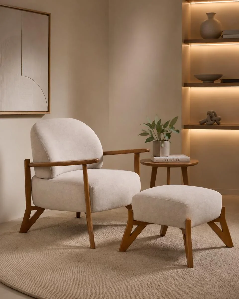 Sillón con puf en un nicho iluminado de tonos claros
